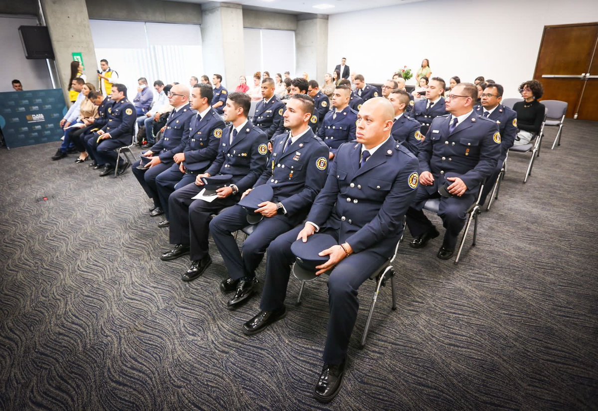 lauraduos's tweet image. ¡Somos el #ValleDelSoftware! Fortalecemos la atención desde la apropiación de las nuevas tecnologías. Es por esto que certificamos al equipo de drones del Cuerpo Oficial de Bomberos Medellín, en diferentes modalidades que permiten estar más preparados ante emergencias.