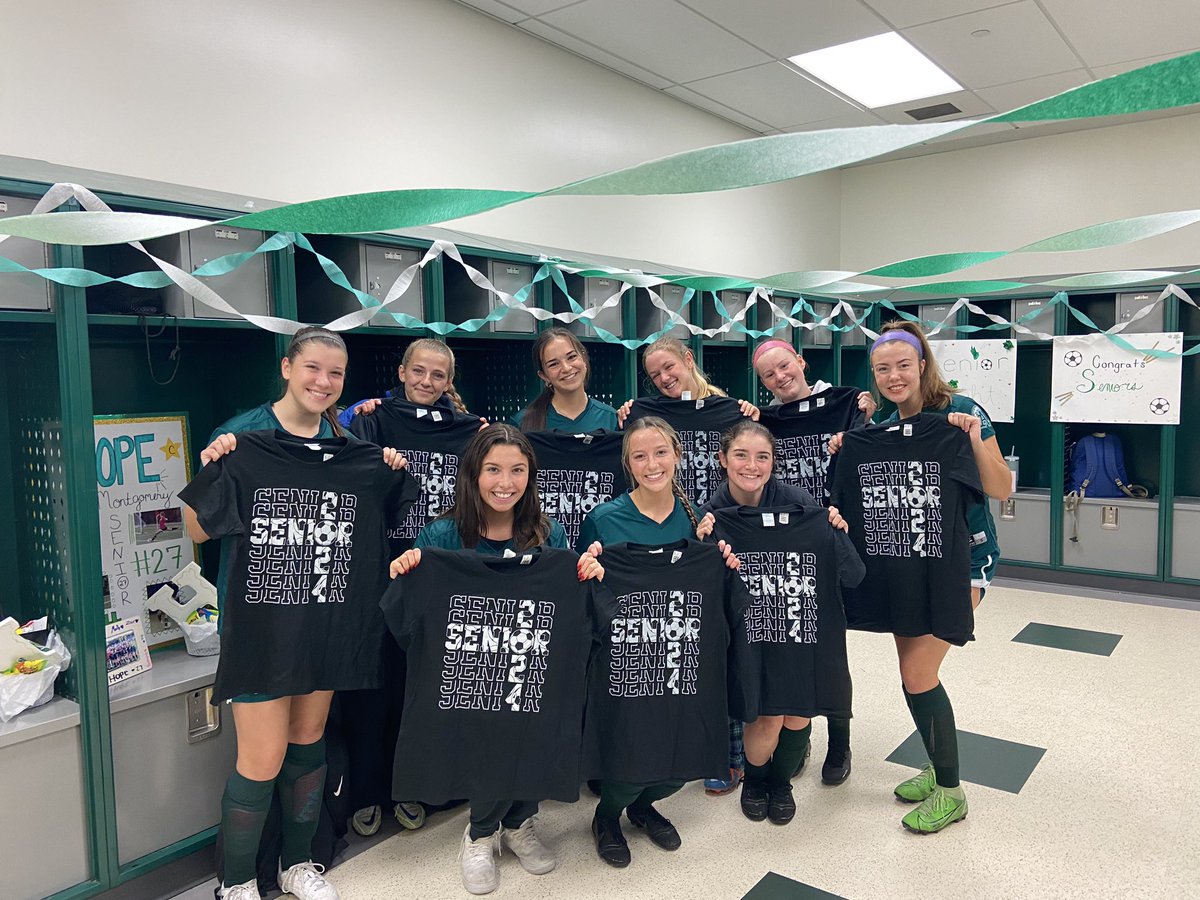AHSSoccerGirls's tweet photo. Thank you, Seniors!! https://t.co/YsEhQnnS3Y