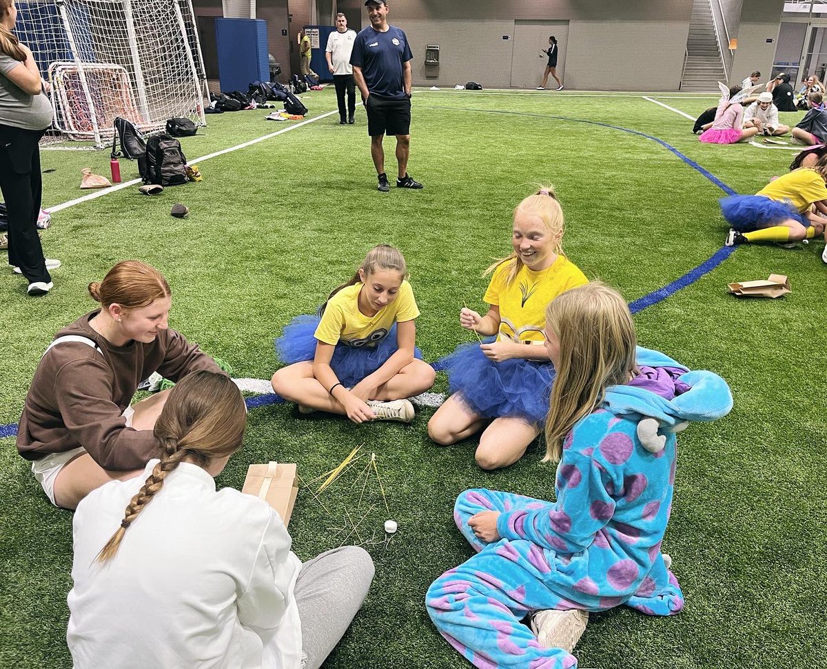 elite_skyline's tweet photo. GA Player Advisory Halloween Mentor Party 🎃

Tonight our player advisory panel put on a great night of fun, desserts, costume contests, candy and mentoring across our 𝓖𝓲𝓻𝓵𝓼 𝓐𝓬𝓪𝓭𝓮𝓶𝔂 teams. 

Mᴏʀᴇ Tʜᴀɴ A Cʟᴜʙ

 #skylineelitesc🟡🔵 #forwardtogether https://t.co/wCZpFoPfXI