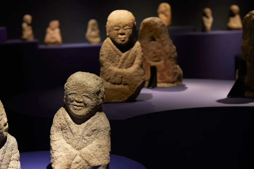jejumuseum's tweet photo. Jeju National Museum Exhibition Hall Tour: Special Exhibition: Surrounded by Solace

#국립제주박물관 #특별전 #가장가까운위로 #동자석 #나한상 #Jeju #JejuIsland #JejuNationalMuseum #specialexhibition #surroundedbysolace #dongjaseok #nahansang #stonestatues https://t.co/FqQcVLvLPU