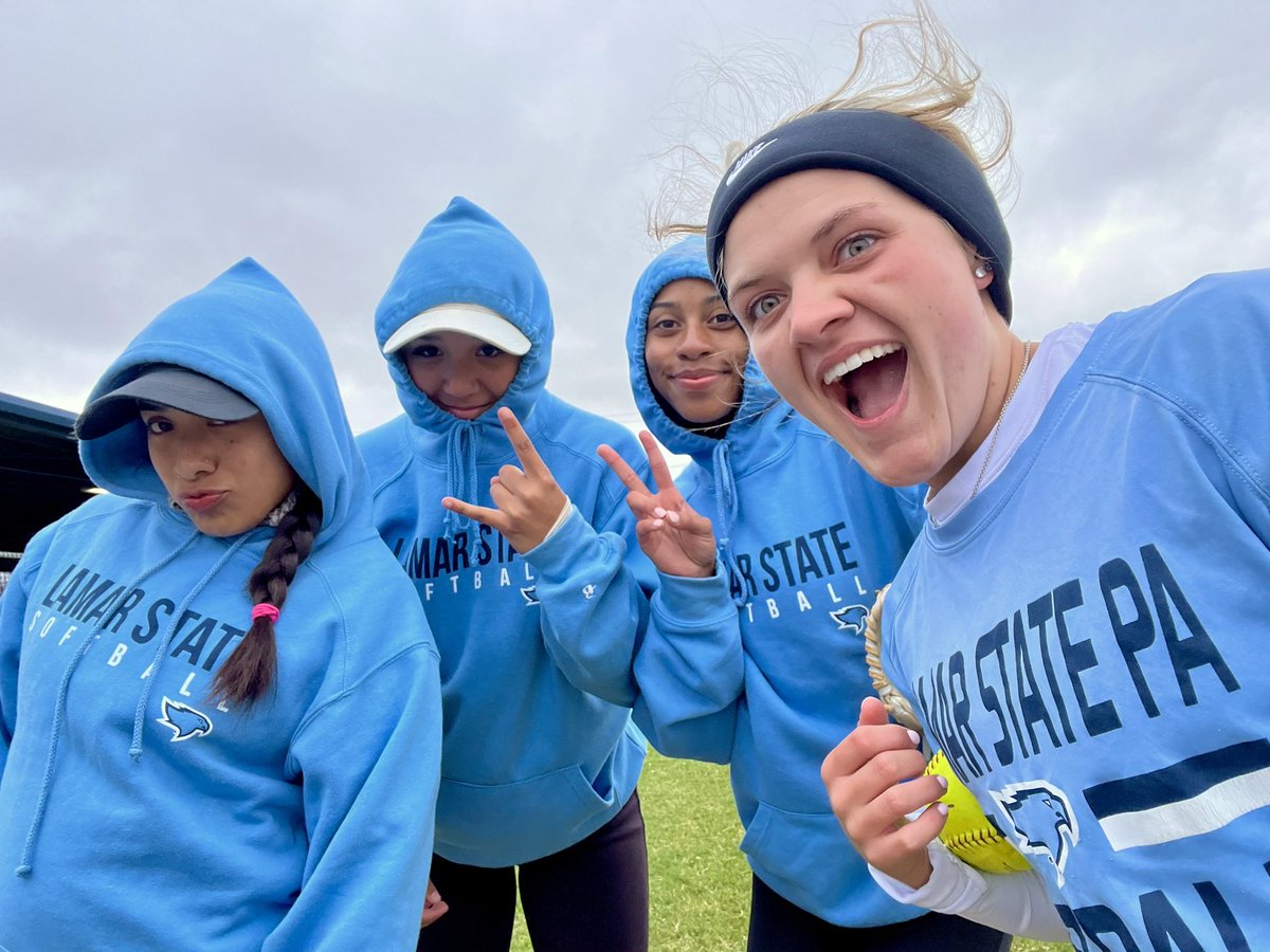CoachMarley_'s tweet photo. First cold practice of the season got us like... 😂🥶 https://t.co/lHNJW6TKHm