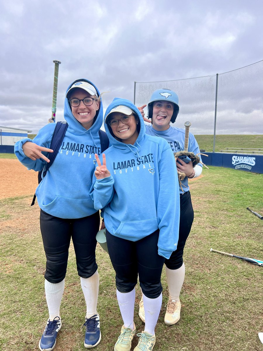 CoachMarley_'s tweet photo. First cold practice of the season got us like... 😂🥶 https://t.co/lHNJW6TKHm