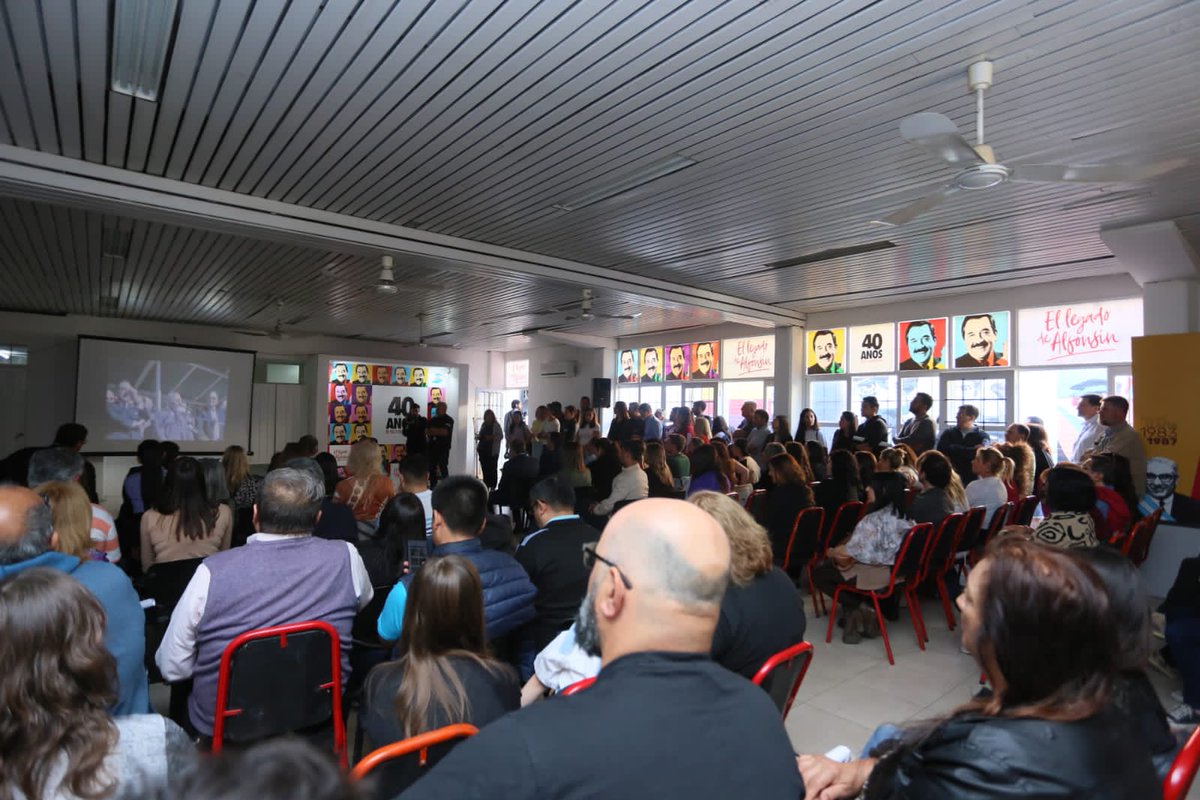 Participamos en un cálido encuentro con militantes y vecinos en el Comité Departamental. Recordamos el legado de Raúl Alfonsín, un hombre sencillo con firmes convicciones, quien dedicó su vida a trabajar por nuestro país. 👇