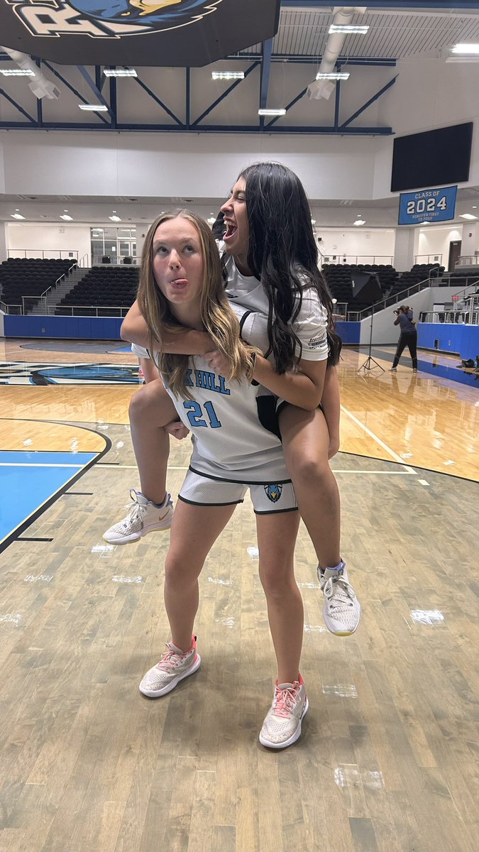 aliyanas08's tweet image. My first high school media day for basketball!! We had some fun with it 🤪. Ready for game day tomorrow!! 🏀💪@KadenceSte14951 @JuliannaDada @KeenaMays23 @RockHillGBB #teamchem #lookgood #girlboss #dr1ve #multisportathlete