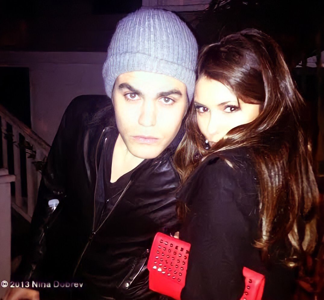 No Halloween de 2013, Paul Wesley e Nina Dobrev foram para o set de TVD  fantasiados de Justin Bieber e Selena Gomez, image size:1075x996