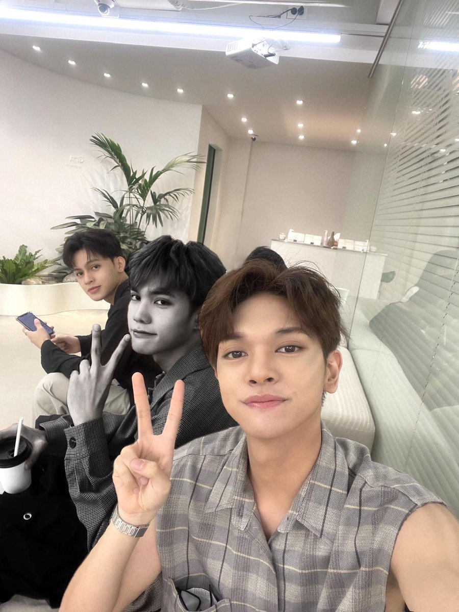 official_newID's tweet photo. [#L]
HAPPY BIRTHDAY main biswal and gym ssaem! Stay happy and please don't lose your tito vibes! 🥸🥳

#New_ID #뉴이드 #MACKY #마키 #HAPPYMACKYDAY https://t.co/jpKL6UkU7p