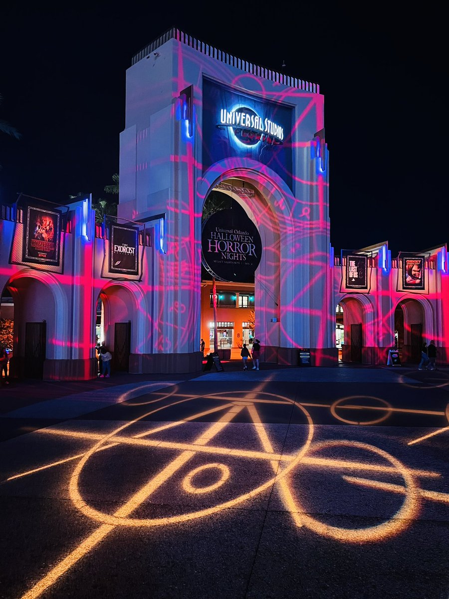 FanAttractions's tweet photo. Get your scares, while you still can! @universalorlando @horrornightsorl 🎃👻🔮👺👹🤡 #hhn #hhn32 #halloweenhorrornights #halloweenhorrornightsorlando #halloween #universalhalloween #fantasticattractions💫 https://t.co/xLVDbPJ3dp