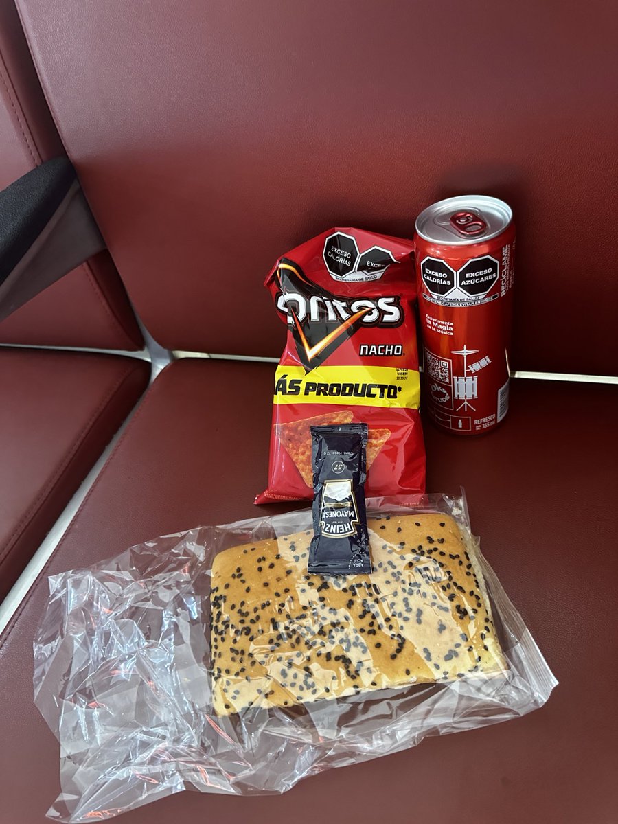 wedmath's tweet image. Esto es lo que @viajaVolaris te ofrece de alimentos para compensar un retraso de más de 4 hrs.
@Profeco puedes confirmar que esto compensa adecuadamente?
#viajavolaris #verguenza