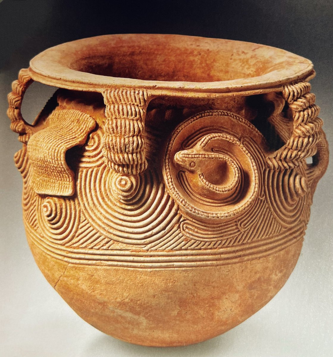 amarachiattamah's tweet photo. Ceremic vessel. Ite 
From 
10th Century Igbo Ugwu 

Igbo- Herbert M. Cole. 

With reoccurring fine combed decoration of parallel lines, coiled snak, agwọlọagwọ eke uli symbol, chameleon head. 

#IgboArt
#IgboUkwu
#IgboGlobalAmbasador https://t.co/qHptQjFmlq