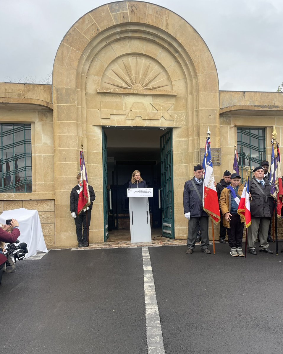 jf_husson's tweet photo. À #THIL inauguration de la stèle érigée à la mémoire des 860 victimes, dont 800 juifs, victimes de la barbarie nazie.
Un oubli réparé grâce à un travail de mémoire avec le soutien de l’État français en présence de @YaelBRAUNPIVET &amp; @MIRALLESMP . https://t.co/uOFkN9mTlA