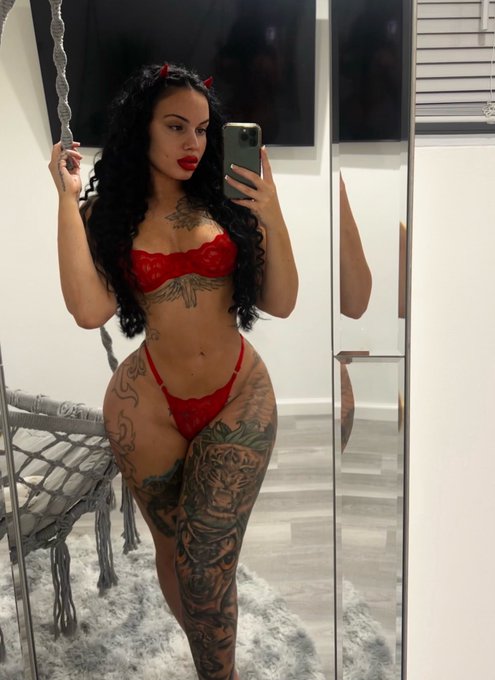 The devil in your ear 😈 https://t.co/nkzN5glF43