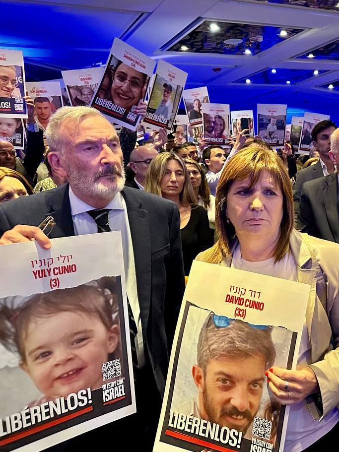 PatoBullrich's tweet photo. Que devuelvan ya a los secuestrados por los terroristas de Hamas, que los crímenes no queden impunes, que el gobierno argentino redoble los esfuerzos para que sean liberados todos nuestros compatriotas llevados a Gaza.

En el Encuentro Anual de la @DAIAArgentina el pedido fue unánime: basta de terror, basta de sufrimiento. Los queremos vivos y a salvo.