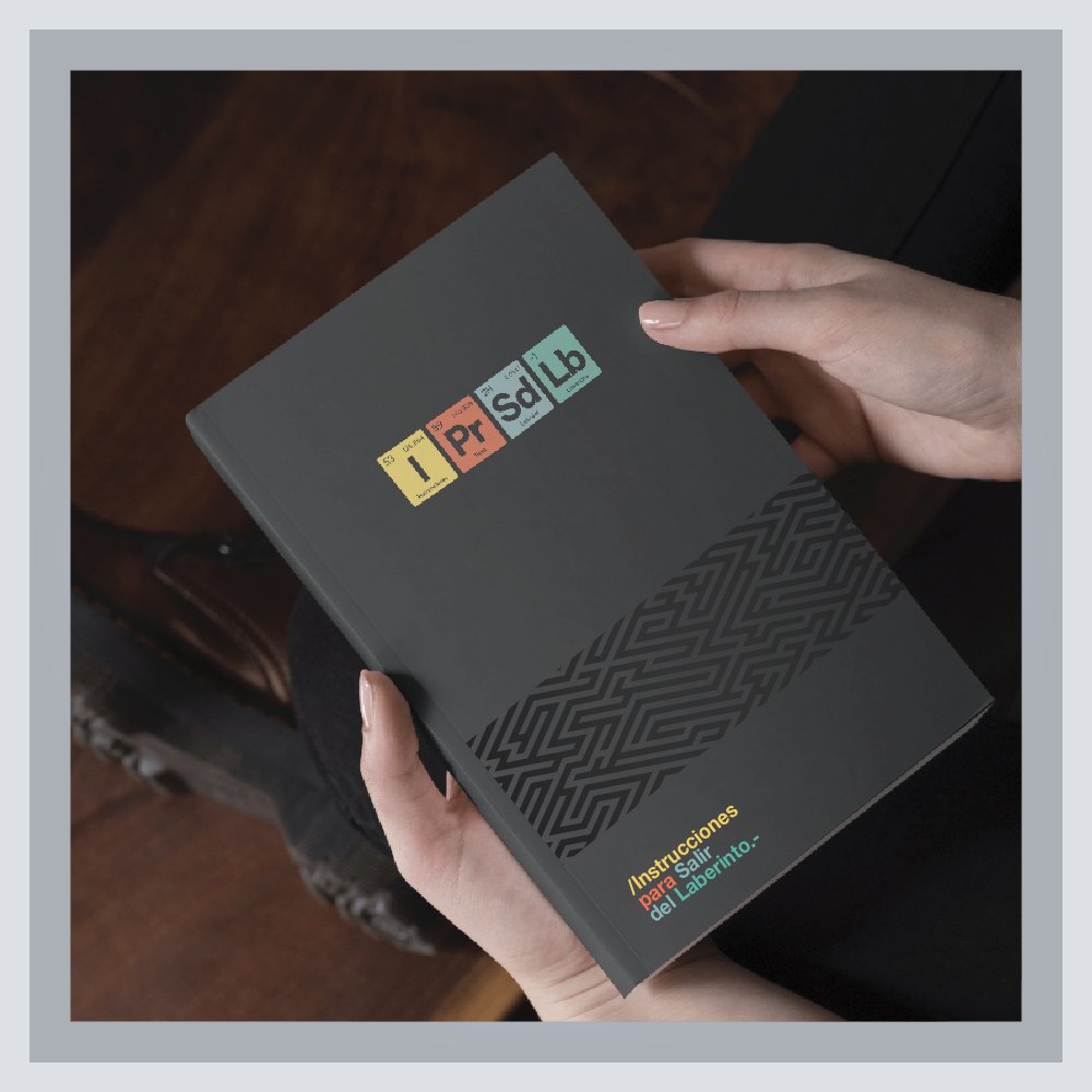 En una libreta así, hace unas semanas, empezamos a anotar algunas ideas sueltas. ¿Cómo sacar la cabeza de las noticias y los problemas de todos los días? Así nació Instrucciones para salir del laberinto, aka <a href="/bioteclaberinto/">Salir del Laberinto</a>.