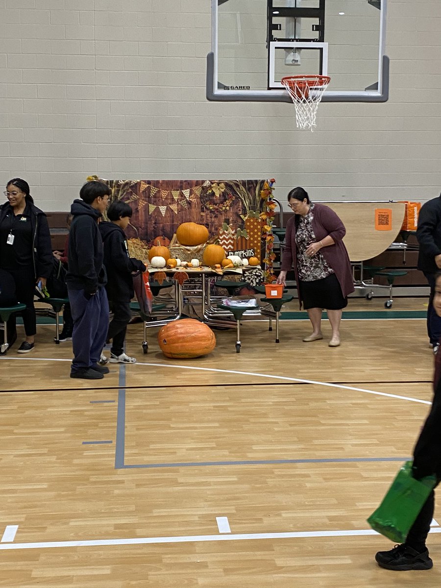 HumbleISD_NBE's tweet photo. NBE staff is so creative! What a fun trunk or treat! #NothingButExcellence #NBEexplorers https://t.co/42WtWQU3MJ