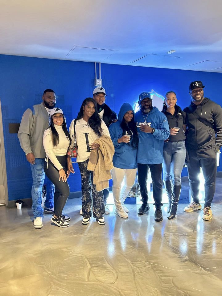 _ElizabethLynne's tweet photo. Legends Weekend 💙#MNF @Lions https://t.co/fc9e3bqkGl