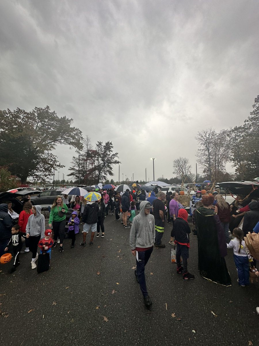 🎃🥎The rain didn’t scare away the trick-or-treaters or our lovely volunteers! 🥎 🎃