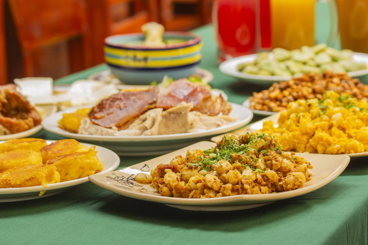 Visit_CuencaEC's tweet photo. #CuencaDestino | Conoce San Joaquín
¿Sabías que para la preparación de un chancho horneado, la cocción inicia desde la 1:00 am?
Así es, un delicioso plato realizado por horas para disfrutarlo en minutos. Conoce el Biocorredor del Yanuncay
#CuencaSiempreTeEspera
#CuencaEsTuTrip https://t.co/5keTi0l8BC