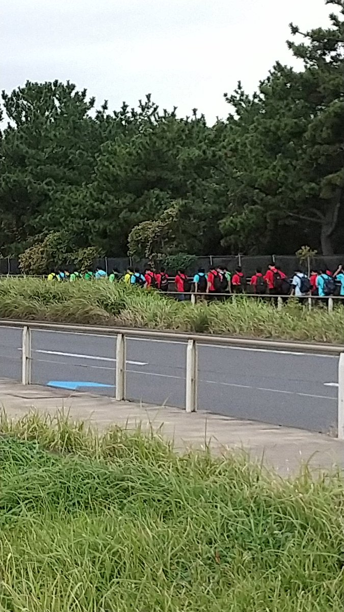 R134を歩く色取り取りの長~い学生の列🚶🚶🚶
信号待ちで何の行事？と聴けば、
『江ノ島から小田原まで歩いてます』と🚶🚶🚶!
調べてみれば栄光学園さんの恒例行事だとか😅
みんな頑張れ✊