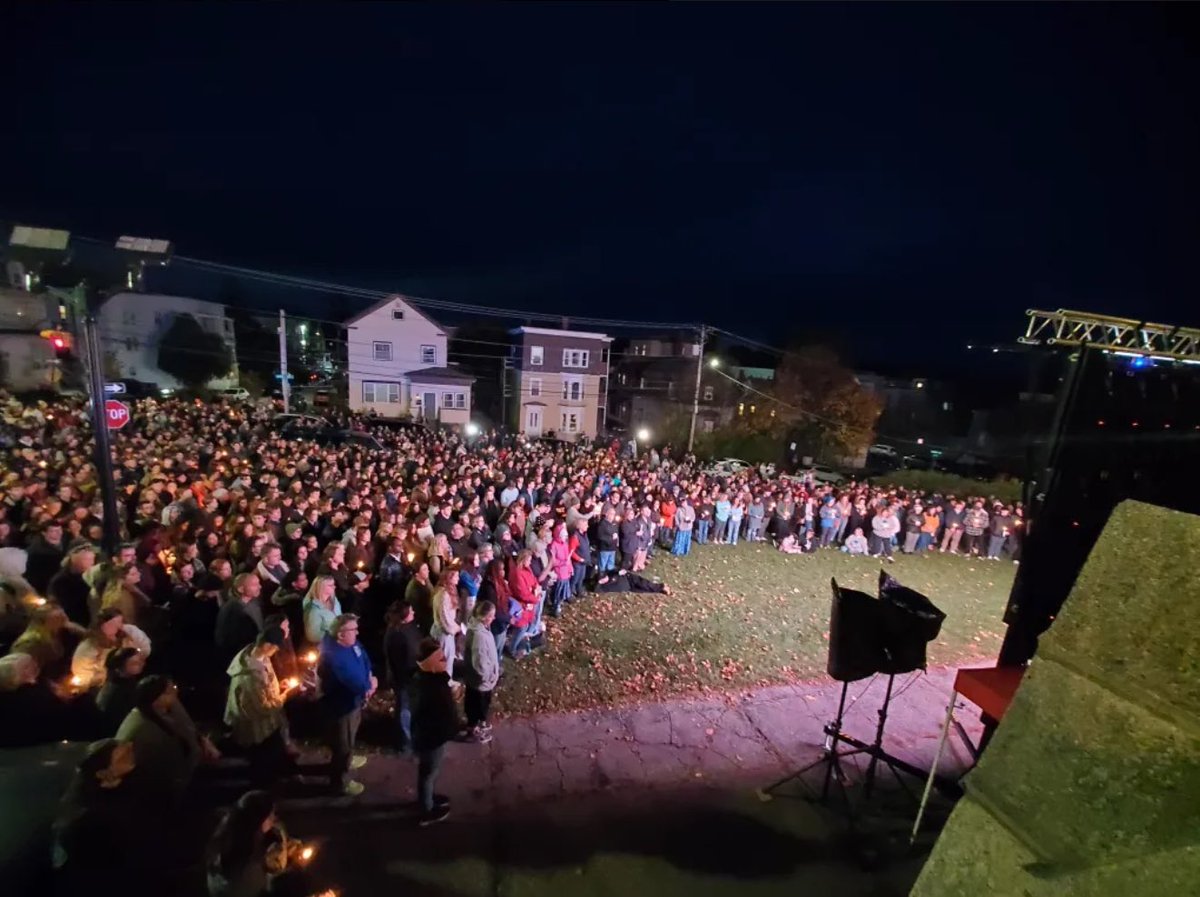 Lewiston vigil draws thousands to basilica to honor the slain
#LewistonStrong #Lewiston #Maine #MassShooting #RobertCard #OneLewiston #StPetersChurch 
 centralmaine.com/?p=3060079