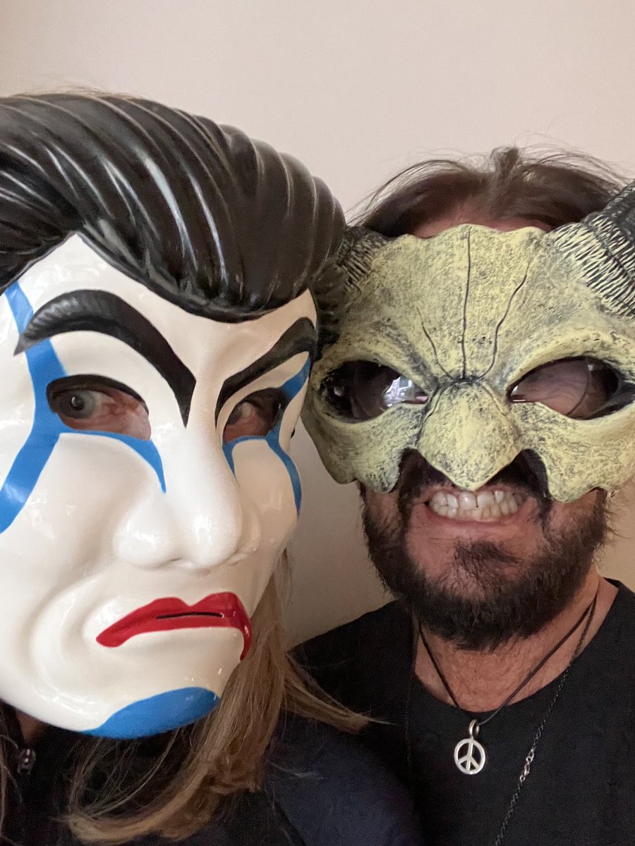 ringostarrmusic's tweet photo. Waiting to hear now and then   what do you  think?     Somebody told us it was great peace of love, Halloweenies.#. 😎✌️🌟❤️🥦🍒💕🎶🌈☮️ https://t.co/kYma6okiSH