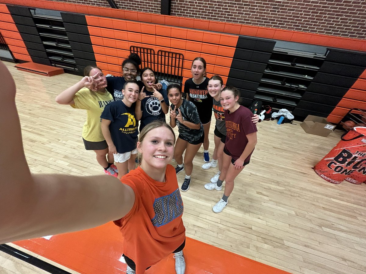 RileyStigler23's tweet photo. Great turn out at tonight’s open gym!! Can’t wait for this season! 18 days until the first day of practice….but who’s counting? #basketball #lovethegame #team #hawkettes #ilovethesegirls https://t.co/12JZVxq4K8