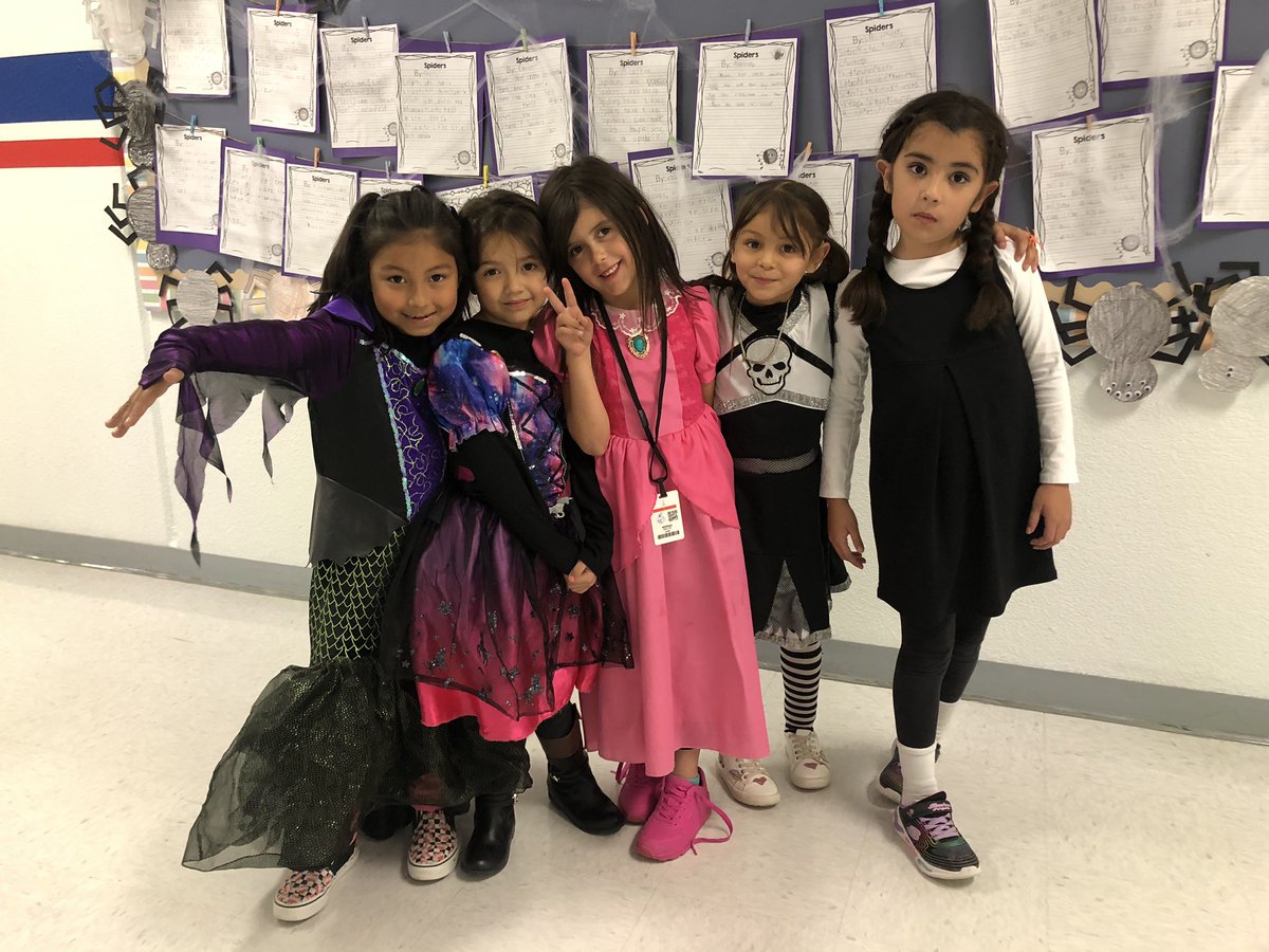MsEnriquezz's tweet photo. Halloween at DHE 🎃👻🧡🕸️ https://t.co/cGanC9CvsI