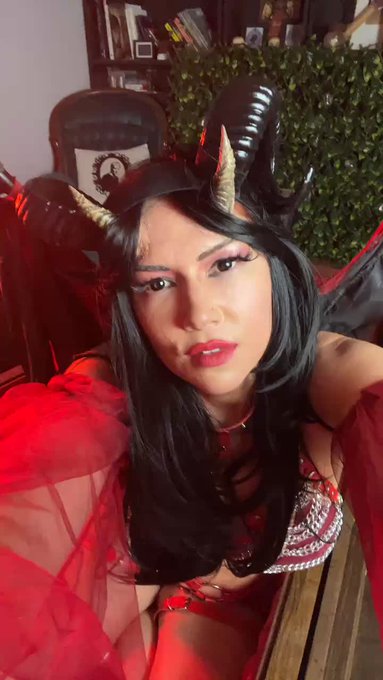 Bee (Naked News/Suicidegirls/Playboy tv) is live now! https://t.co/i6nwvm3lIH https://t.co/BljLxsGci