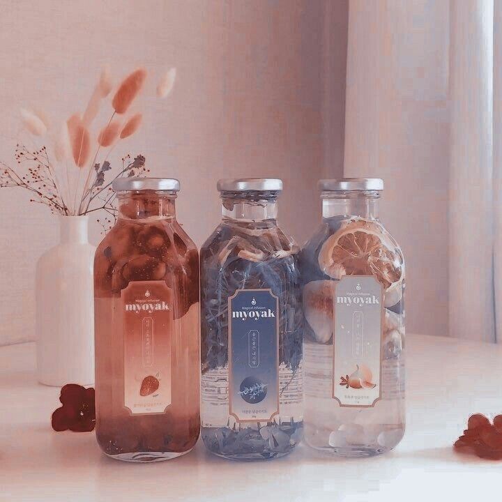 VENXMOOF's tweet photo. Setelah semua selesai, erland naik ke ambulan terakhir dan ikut kembali ke hospital untuk mengecek para korban yang ia evakuasi sebelum nya. Ia menyuntikkan essence tatto 3 pada setiap korban dan meletakkan totbag diatas nakas masing-masing. https://t.co/MGGxsglvdQ