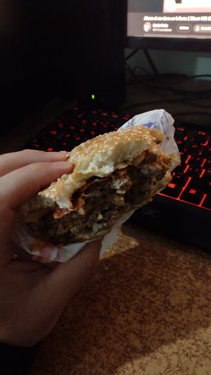 Acá mirando el #Betalloween con una Mc big tasty triple a punto de quedar doble y simple