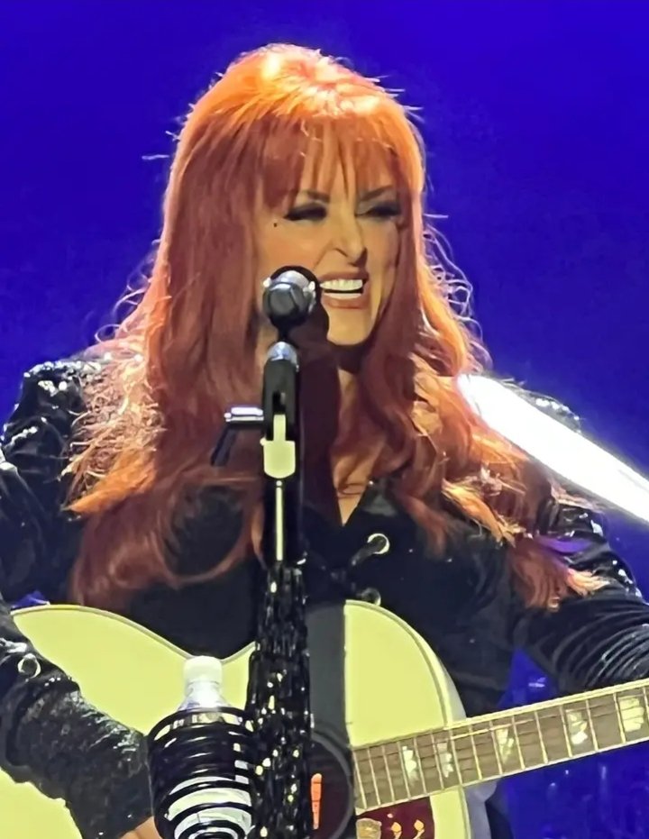 Otalia69's tweet photo. @Wynonna @Josephllanes Thank you, always a great show...🎶 #BackToWy
Photos by my friend, Paula...📷 https://t.co/PlBXSwL91y