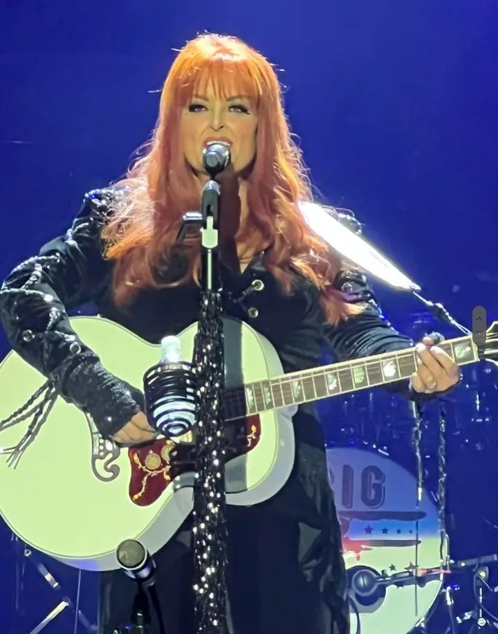 Otalia69's tweet photo. @Wynonna @Josephllanes Thank you, always a great show...🎶 #BackToWy
Photos by my friend, Paula...📷 https://t.co/PlBXSwL91y