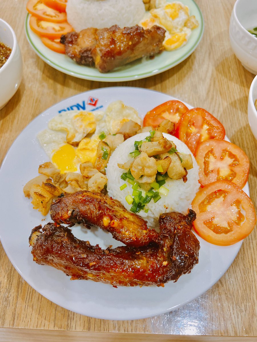 NguyenHuyen0895's tweet photo. Cơm tấm full top mỡ bạn đã thử chưa 😎
#MorningLive #foodvn #Cooking https://t.co/3ShjwQDw4g