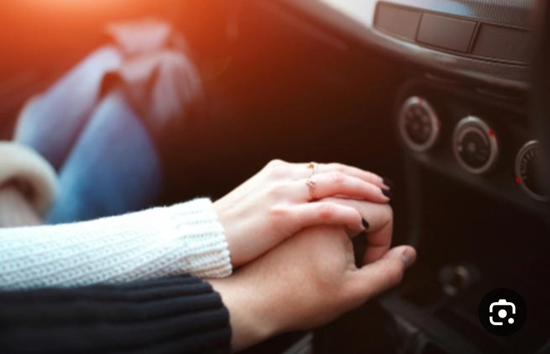 شخص واحد فقط يمر بك
ويعيد تشڪيلة ڪيانك مجدداً
وڪأنه نقطة الضوء الوحيده
التى زلزلتك حتى أحدثت فارق 💞