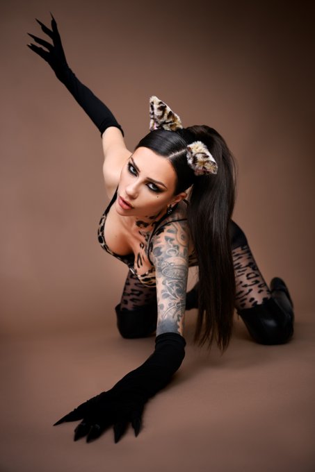 🔒 100 RETWEETS TO UNLOCK MORE PICS  Here Kitty Kitty  MY TEAM IS THE BEST TEAM! I'M SO GRATEFUL YOU GUYS