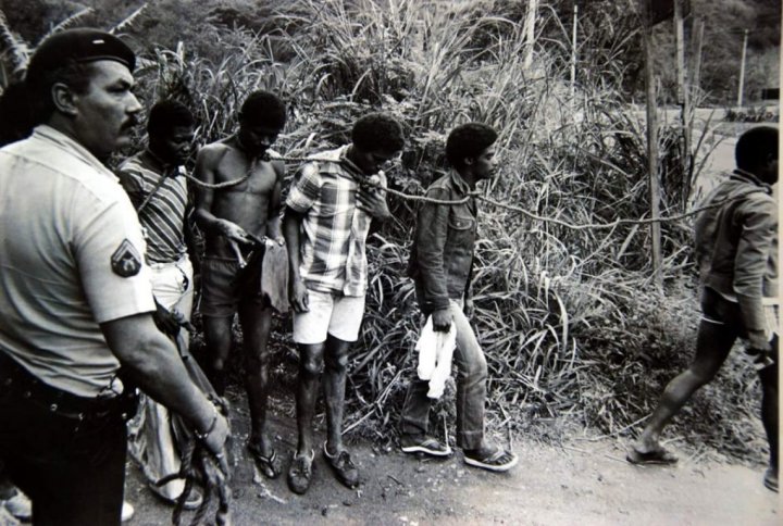 By the '70s, Brazil became a major purchaser of Israeli arms, strengthening diplomatic and economic ties and sharing oppressive tactics against marginalized communities in both nations. 3 #ArmsTrade #Diplomacy (Photo 'Jornal do Brasil - 1982)