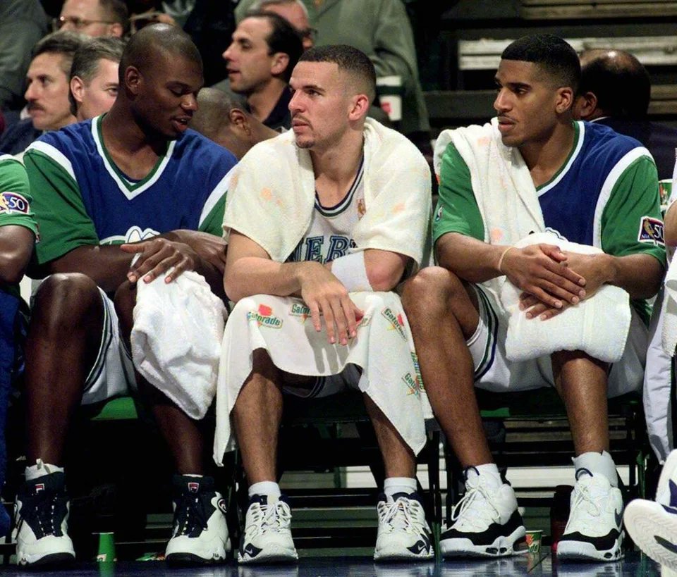 FadalouN's tweet photo. Jamal Mashburn, Jason Kidd, and Jim Jackson on the Dallas Mavericks, 1990s. The Three Amigos of Toni Braxton 🤣
#Jamalmashburn #JasonKidd #JimJackson #DallasMavericks #90sPopTour #MFFL https://t.co/lSW2EMndTN