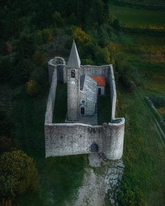 Mynameisbakir's tweet image. #HolyTrinityChurch in Hrastovlje, Slovenia, is more than just a historic gem; it also serves as a living testament to the endurance of local communities.  #HistoricChurch #Slovenia