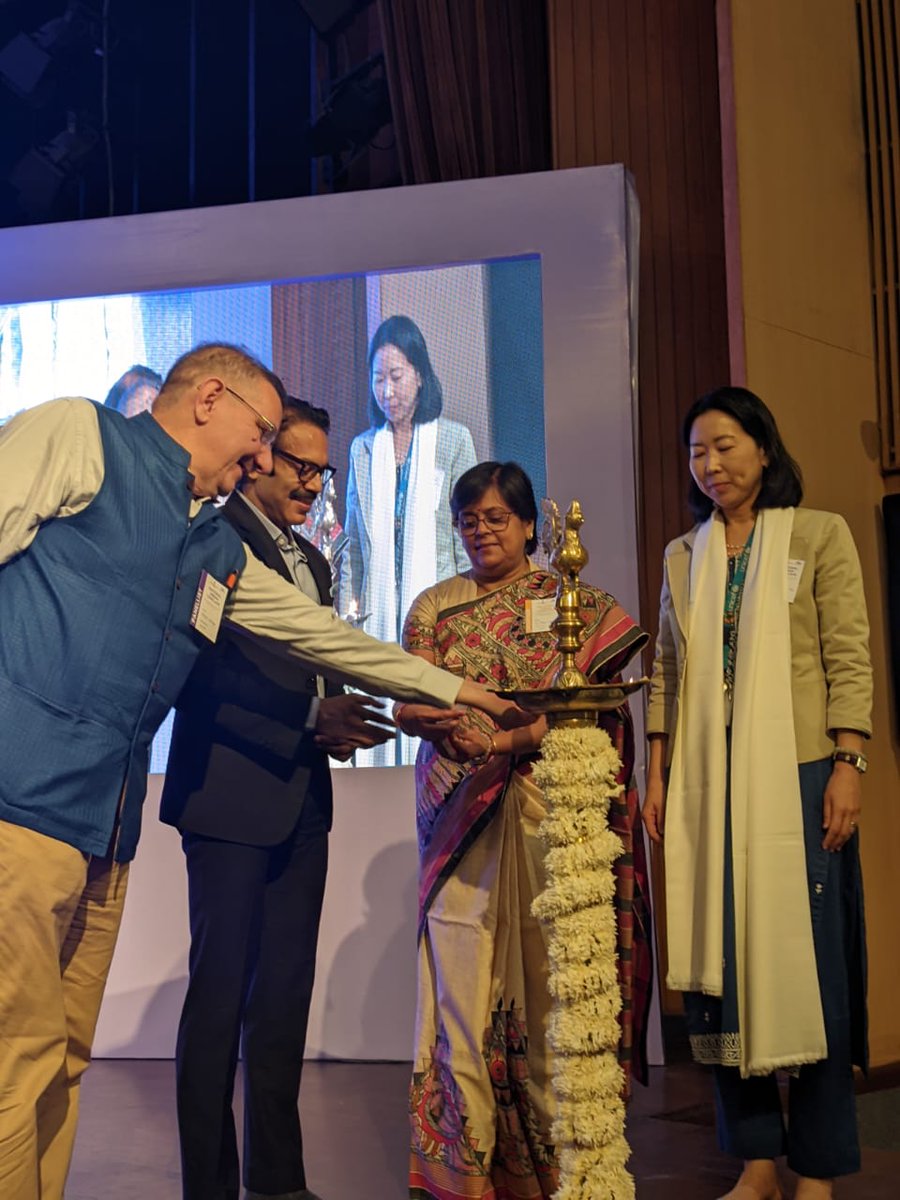 #NationalUrbanConclave 2023 kicks off with lighting of the lamp by <a href="/JSecretary_SCM/">Kunal Kumar</a> <a href="/MoHUA_India/">Ministry of Housing and Urban Affairs</a>, <a href="/hyunheeban/">Hyun Hee Ban</a> Chief Social Policy <a href="/UNICEF/">UNICEF</a>, Pushkal Upadhyay @tweetNDMC &amp; <a href="/hiteshvaidya/">hitesh Vaidya</a> Director <a href="/NIUA_India/">NIUA_India</a>.
Stay tuned for more updates as we celebrate India’s urban transformation!