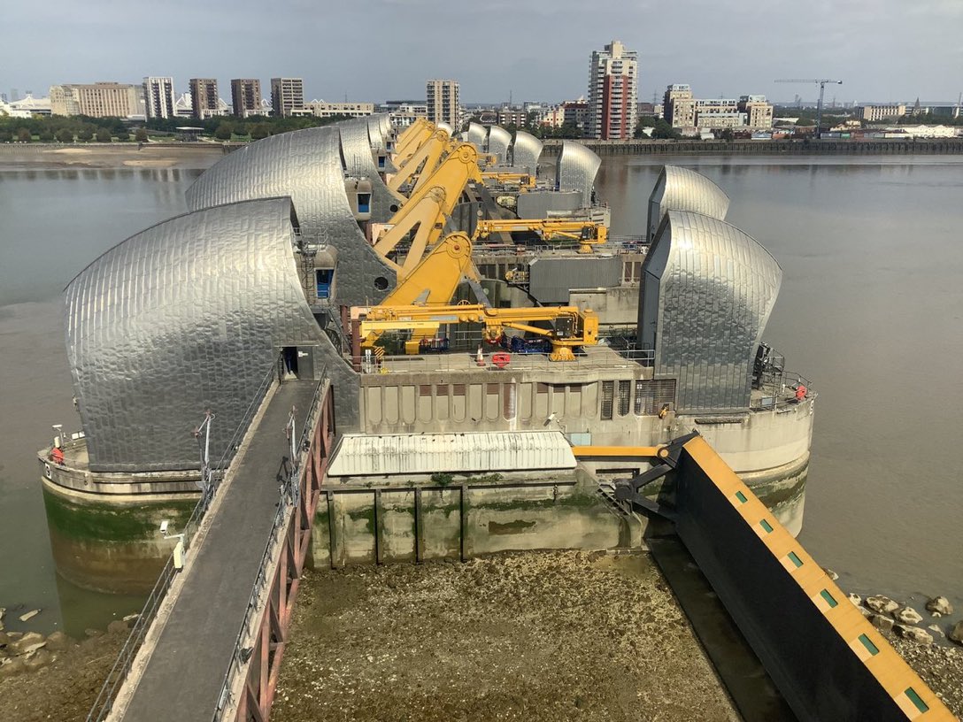 AlanBarrierEA's tweet photo. ❌🚧 The #ThamesBarrier is closing this morning 🚧❌

A high tide is forecast and combined with high river flows, the decision has been made to operate from around 10.40 this morning.

This will be our 209th Flood Defence Closure, the first of this flood season. https://t.co/naqzzene1Z