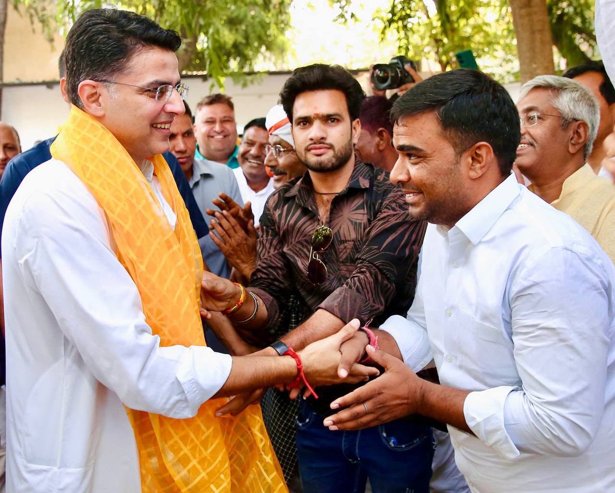 SachinPilot's tweet photo. आज टोंक जाने से पहले घर पर लोगों से मुलाकात की और शुभकामनाएं ली। https://t.co/GuEkcM3C3t