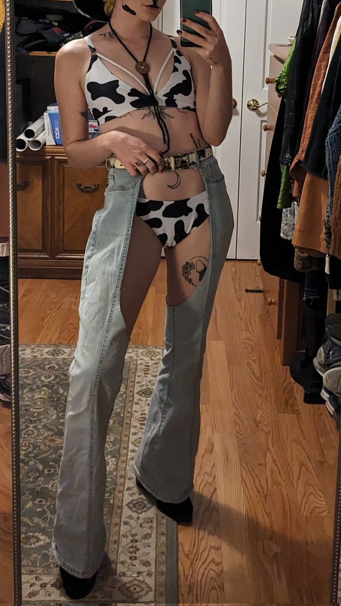 Sunflower_Nymph's tweet photo. How do you like my Halloween costume? I'm a cow cowboy🐄🤠 https://t.co/9qsACrMkQY