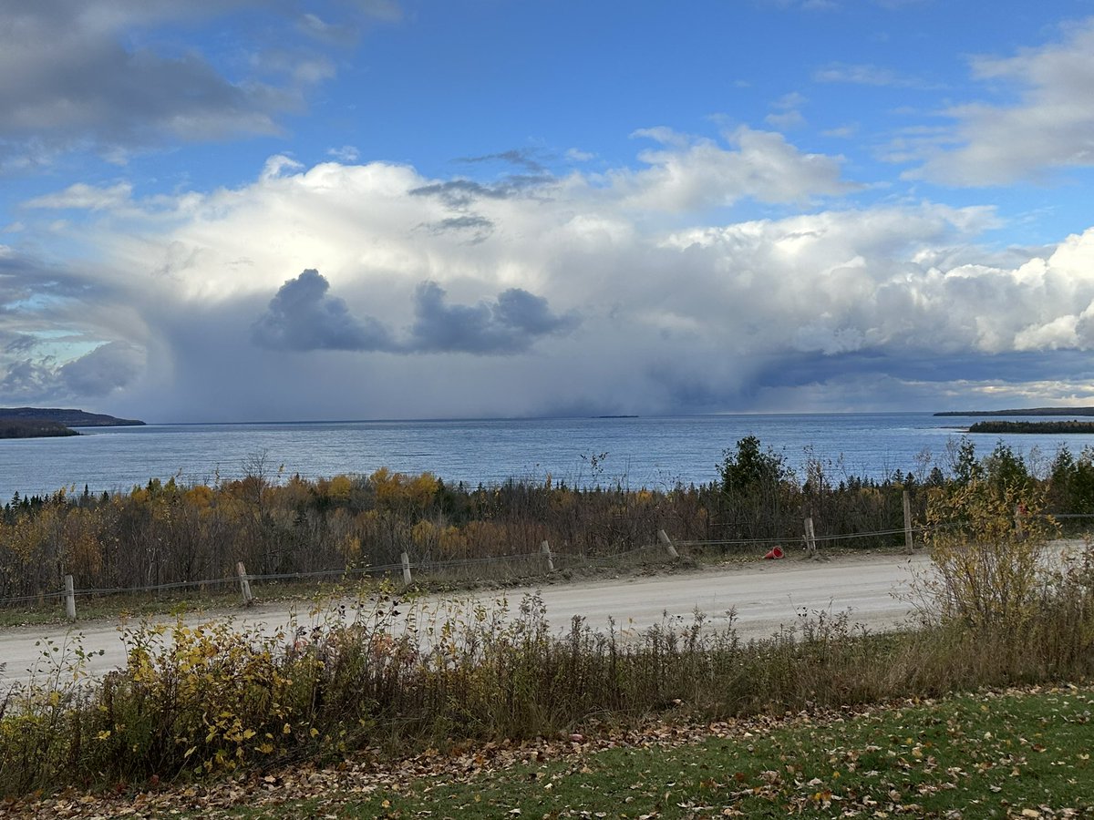 Muskybugged's tweet photo. Nice squall passing over the bay in front of me today. #gbay #ONStorm #onwx https://t.co/TVELwYbAXW