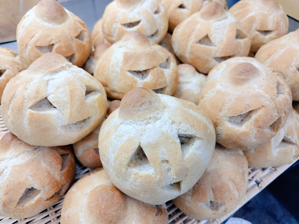pan_cirol's tweet photo. 🎃🎃🎃おばけブール３０個ご注文いただきました!👻👻👻
#ハロウィンパン https://t.co/uzma3PBtk7