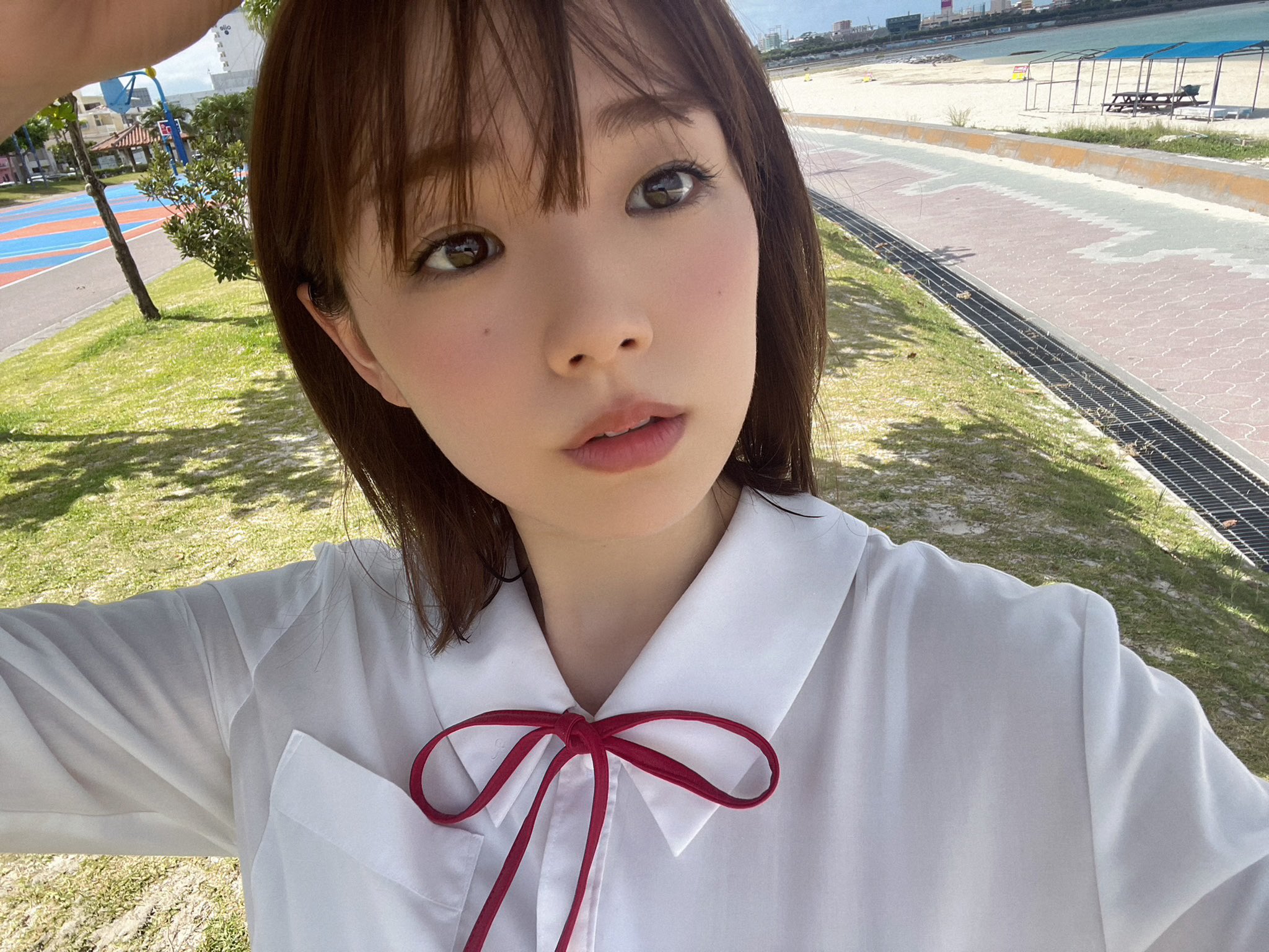セーラー服姿の篠崎愛  / X
