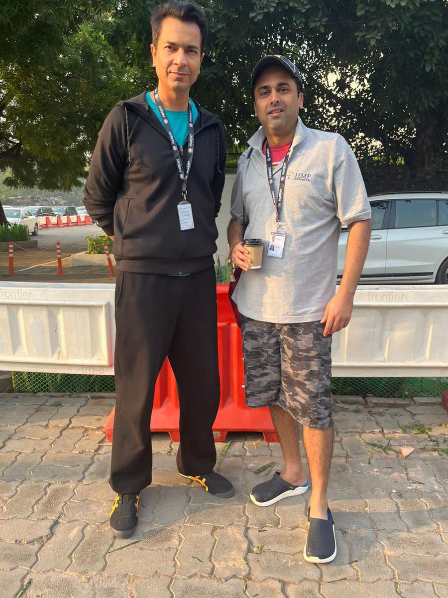 mfaisalpatel's tweet photo. Old friends / good daddies dropping kids to school!  @rahulsharma @Micromax__India #Morningsbelike #RahulSharma #Micromax @TBS_Delhi #NewDelhi 🇮🇳💪🙏🤲🌎 #Tech #AI https://t.co/P16Sxo2A7C
