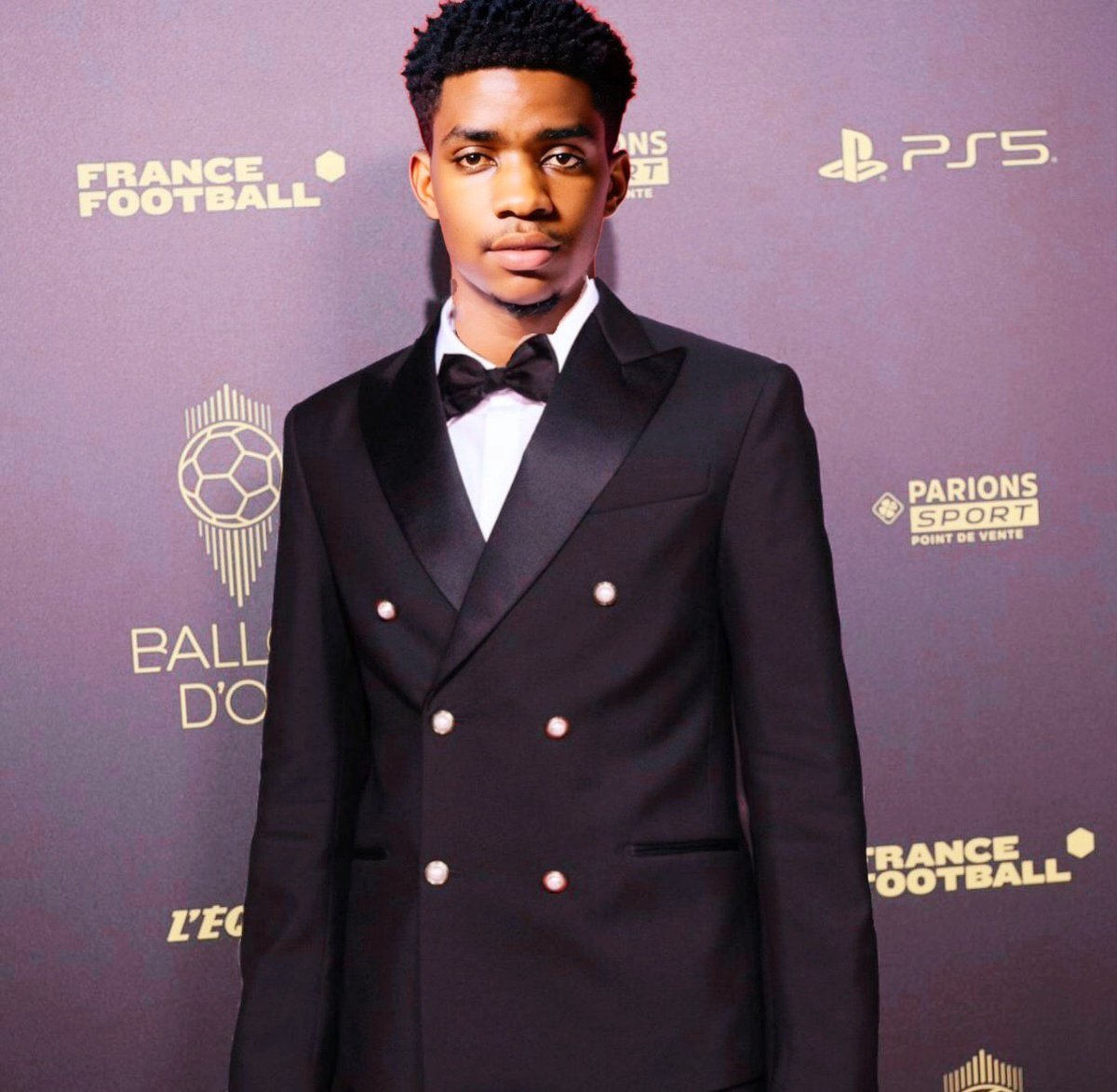Banyarwanda banyarwanda kazi mwaramutse? Ubu rero nagirango mbabwireko ballondor nari nagiye kureba bayinyibye bakayiha Messi😪nikirere cyahano mubufaransa cyanguye nabi gsa mfite flight ya saakumi,rero munsengere ngere ikigali amahoro.murakoze Shumi zanjye Ohohoyii 👍🥰🤣🤣