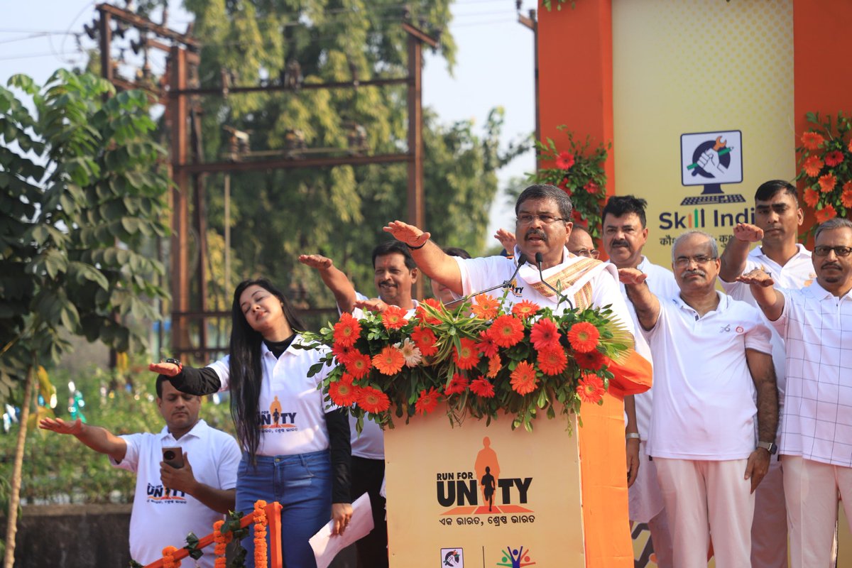 NSDCIndia's tweet image. National Unity Day is not just a day; it&apos;s a pledge we take to strengthen our diverse yet united nation. 

As the hon&apos;ble Union Minister for Education, Skill Development, and Entrepreneurship, Shri Dharmendra Pradhan takes his pledge.

#NationalUnityDay #PledgeForUnity