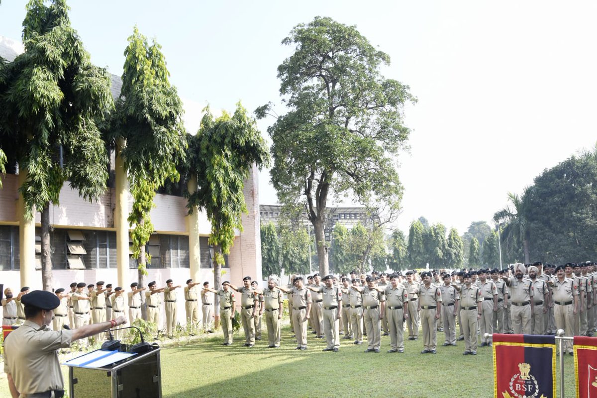 BSF_Punjab's tweet photo. 𝐍𝐚𝐭𝐢𝐨𝐧𝐚𝐥 𝐔𝐧𝐢𝐭𝐲 𝐃𝐚𝐲 𝟐𝟎𝟐𝟑

To commemorate the birth anniversary of Sardar Vallabh Bhai Patel, #NationalUnityDay was celebrated at various Headquarters & Border Out Posts (BOPs) of @BSF_Punjab & #Pledgeforunity to preserve the unity, integrity and security of the nation was administered to the #BSF personnel.

#RashtriyaEktaDiwas
#JaiHind