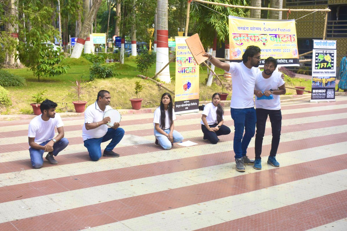 CCLRanchi's tweet photo. #TeamCCL paid tribute to SardarVallabhbhai Patel on the occasion of #NationalUnityDay. Sri R. B.Prasad Dir (Op), Sri H.N.Mishra Dir (P), Sri Pankaj Kumar CVO and other employees paid floral tributes to him and took Unity pledge on the occasion. A Nukkad Natak was also performed. https://t.co/OrkV6sr08j