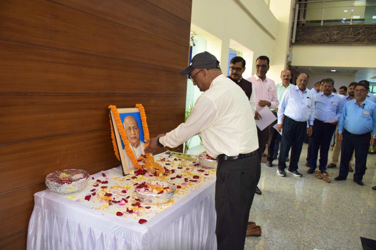 CCLRanchi's tweet photo. #TeamCCL paid tribute to SardarVallabhbhai Patel on the occasion of #NationalUnityDay. Sri R. B.Prasad Dir (Op), Sri H.N.Mishra Dir (P), Sri Pankaj Kumar CVO and other employees paid floral tributes to him and took Unity pledge on the occasion. A Nukkad Natak was also performed. https://t.co/OrkV6sr08j